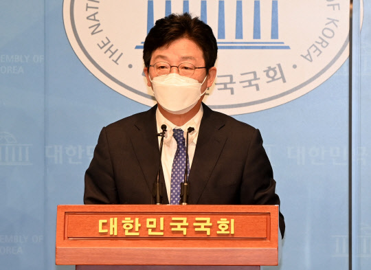 국민의힘 유승민 대선 예비후보가 31일 오전 국회 소통관에서 소년법 폐지와 형사미성년자 연령 14세 미만에서 12세 미만으로 추진하겠다는 내용의 정책공약을 발표하고 있다.연합뉴스